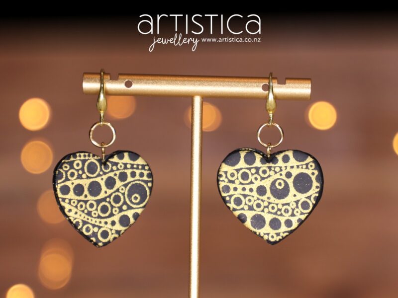 E0406-earrings-artistica-polymer-clay-black-heart-Nigra-Koro
